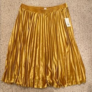 A New Day gold velvet pleated skirt. Size XXL